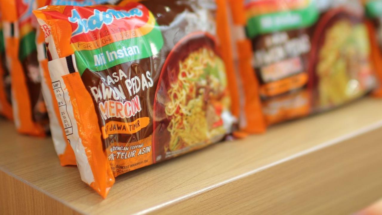 Dengan kebanggaan sebagai pelopor mie instan asli Indonesia, Indomie kini menghadirkan cita rasa autentik Rawon, hidangan khas Jawa Timur, yang terkenal dengan sentuhan pedas yang memikat.