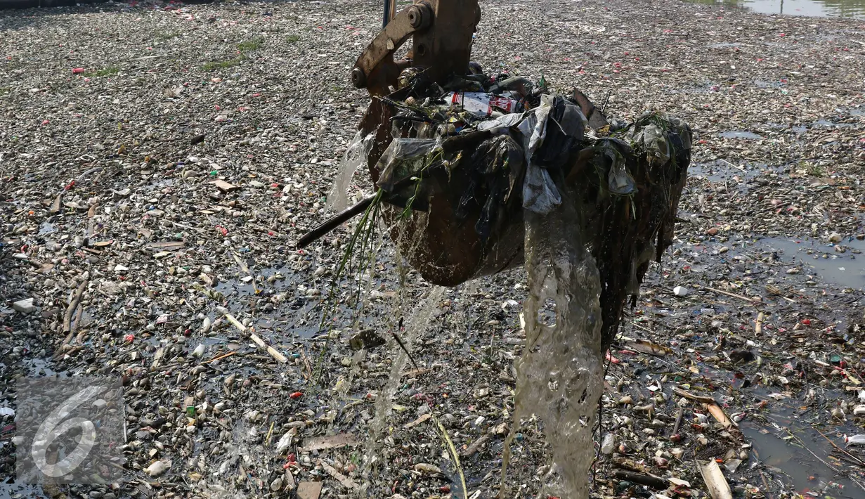 Sampah rumah tangga menutupi Pintu Air Marunda Hilir, Jakarta, (17/5). Perilaku buruk warga yang membuang sampah sembarangan menyebabkan sampah selalu menumpuk di pintu air tersebut, meskipun setiap hari dibersihkan. (Liputan6.com/Immaniel Antonius)