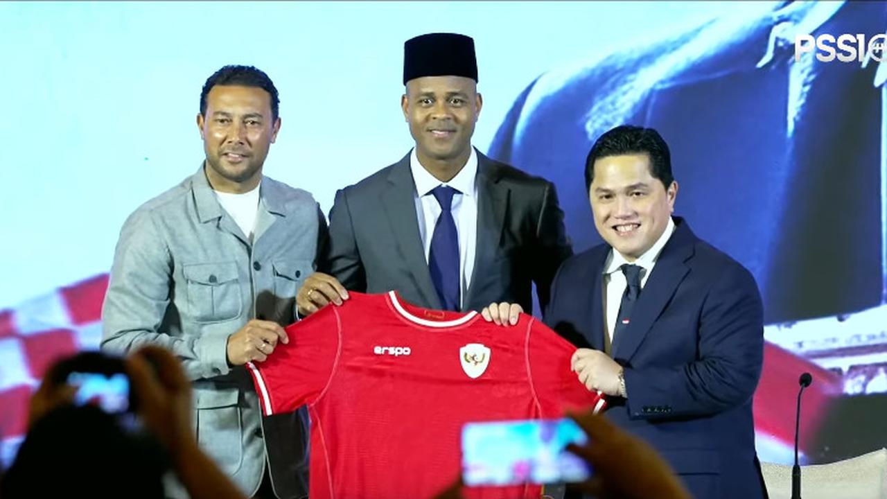 Momen Semringah Pelatih Timnas Kluivert, Turun Pangggung Gandeng Asisten Denny Landzaat