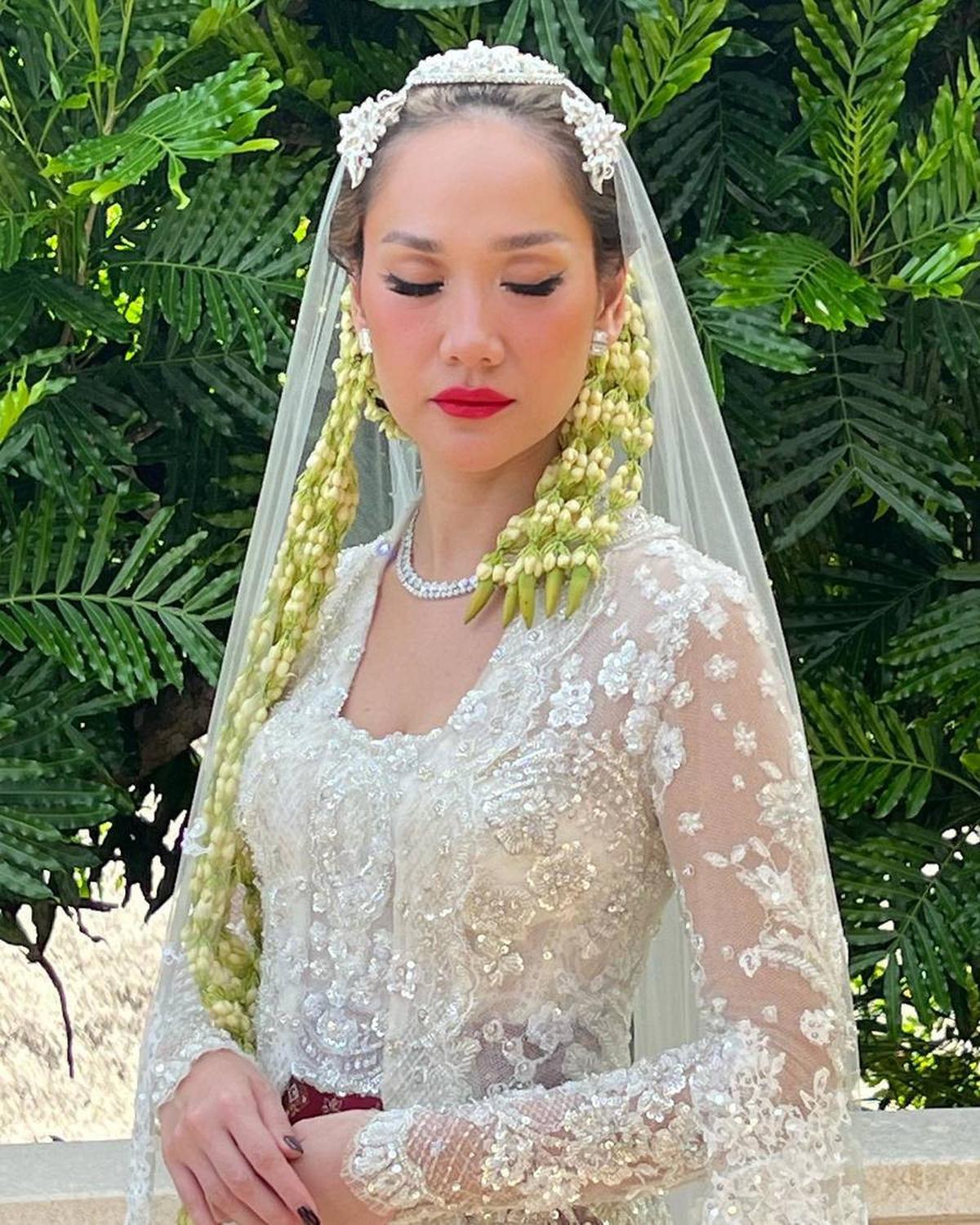 Gaya Santai Ala Kebaya Adat Jawa