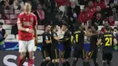 Gelandang Ajax, Dusan Tadic (kiri) berselebrasi dengan rekan satu timnya setelah mencetak gol ke gawang Benfica pada pertandingan leg pertama babak 16 Liga Champions di Stadion Da Luz, Lisbon, Kamis (24/2/2022). Benfica bermain imbang atas Ajax 1-1.  (AP Photo/Armando Franca)