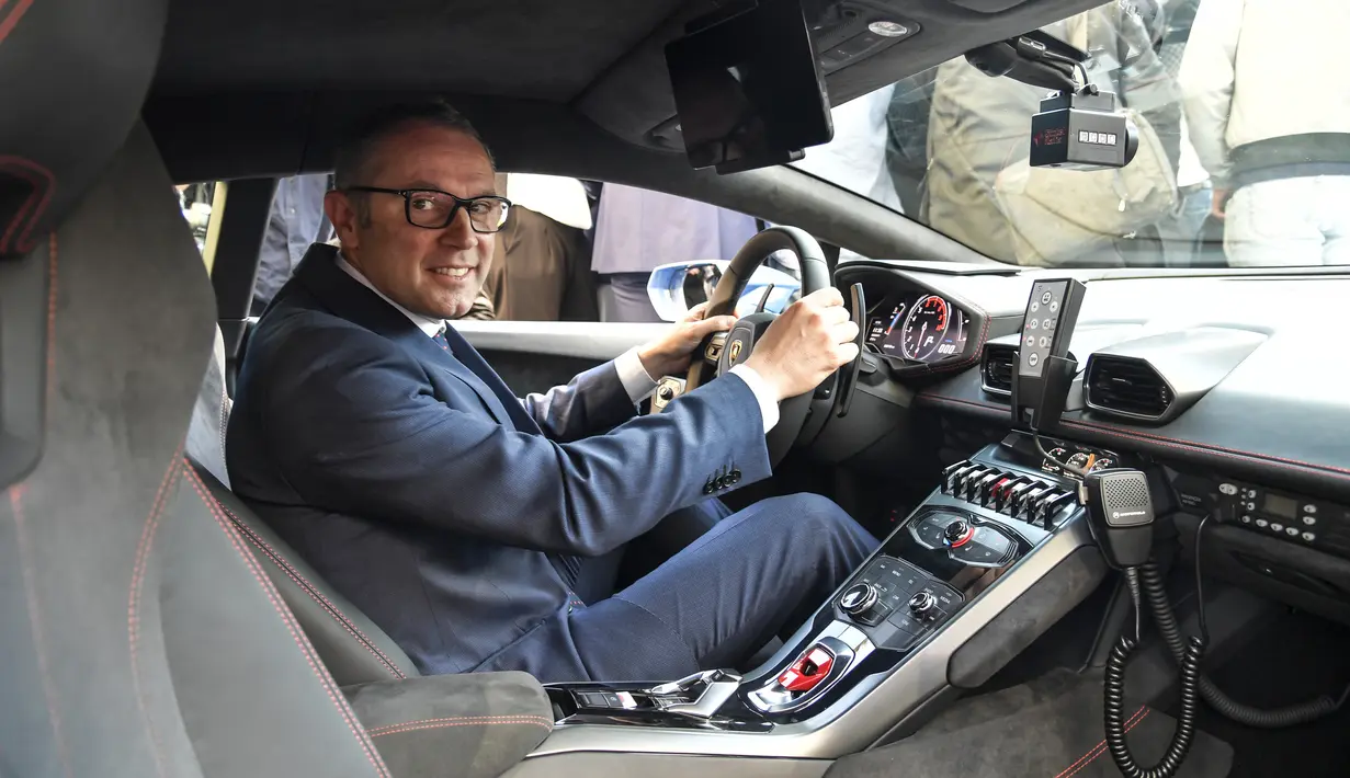 CEO Lamborghini, Stefano Domenicali menjajal Lamborghini Huracan yang dihibahkan kepada kepolisian negara Italia sebagai mobil patroli terbarunya dalam sebuah seremoni di Kementerian Dalam Negeri di Roma, 30 Maret 2017. (Andreas SOLARO/AFP)