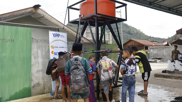 YPP Emtek Media menghadirkan air siap pakai untuk masyarakat yang terdampak bencana.
