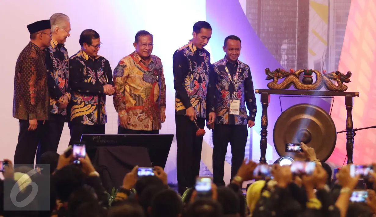 Presiden Jokowi memukul gong saat meresmikan pembukaan Rakernas BPP Hipmi dan Peluncuran "Hipmi Go to School 2017 di Jakarta, Senin (27/3). Dalam peresmian tersebut Jokowi mengatakan agar Hipmi ikut berperan peran penting . (Liputan6.com/Angga Yuniar)