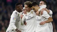 Para pemain Real Madrid merayakan gol ke gawang Real Betis pada laga La Liga di Benito Villamarin, Minggu (13/1/2019). (AFP/Cristina Quicler)