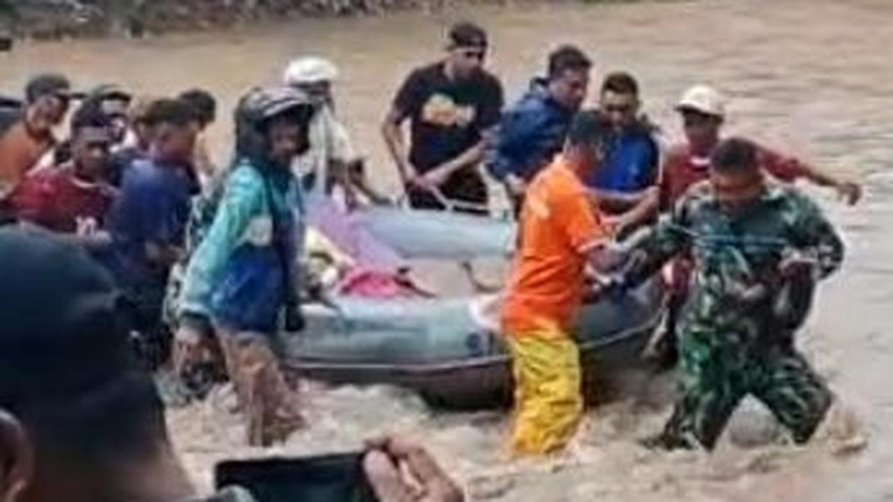 Momen Menegangkan Evakuasi Wanita Akan Melahirkan Melewati Banjir di Kabupaten Kupang