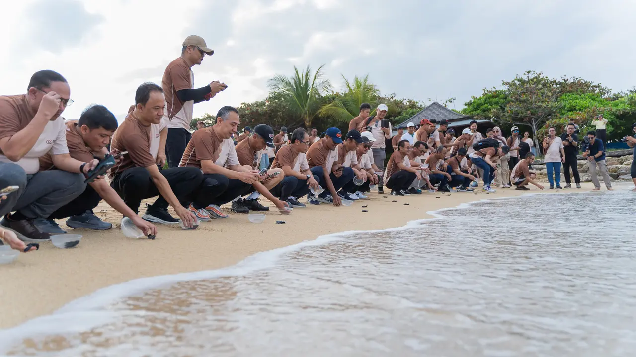 Dukung Pelestarian Lingkungan Lewat Pelepasan Tukik dan Penanaman Pohon