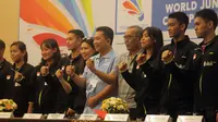 Tim bulutangkis Indonesia yang akan berlaga pada Kejuaraan Dunia Bulutangkis Junior 2017. Mereka berpose bersama pada sesi konferensi pers di Hotel Ambarukmo, Yogyakarta, Minggu (8/10/2017). (Bola.com/Ronald Seger)