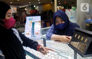 Pegawai BSI Cabang Mayestik memberikan penjelasan fitur gadai dan cicil emas di salah satu kios saat Grebek Pasar BSI di Pasar Mayestik, Jakarta (16/12/2021). Grebek pasar ini dalam rangka memperluas informasi dan awareness dan menjaring calon nasabah baru di 23 titik pasar. (Liputan6.com/HO/Rizky)