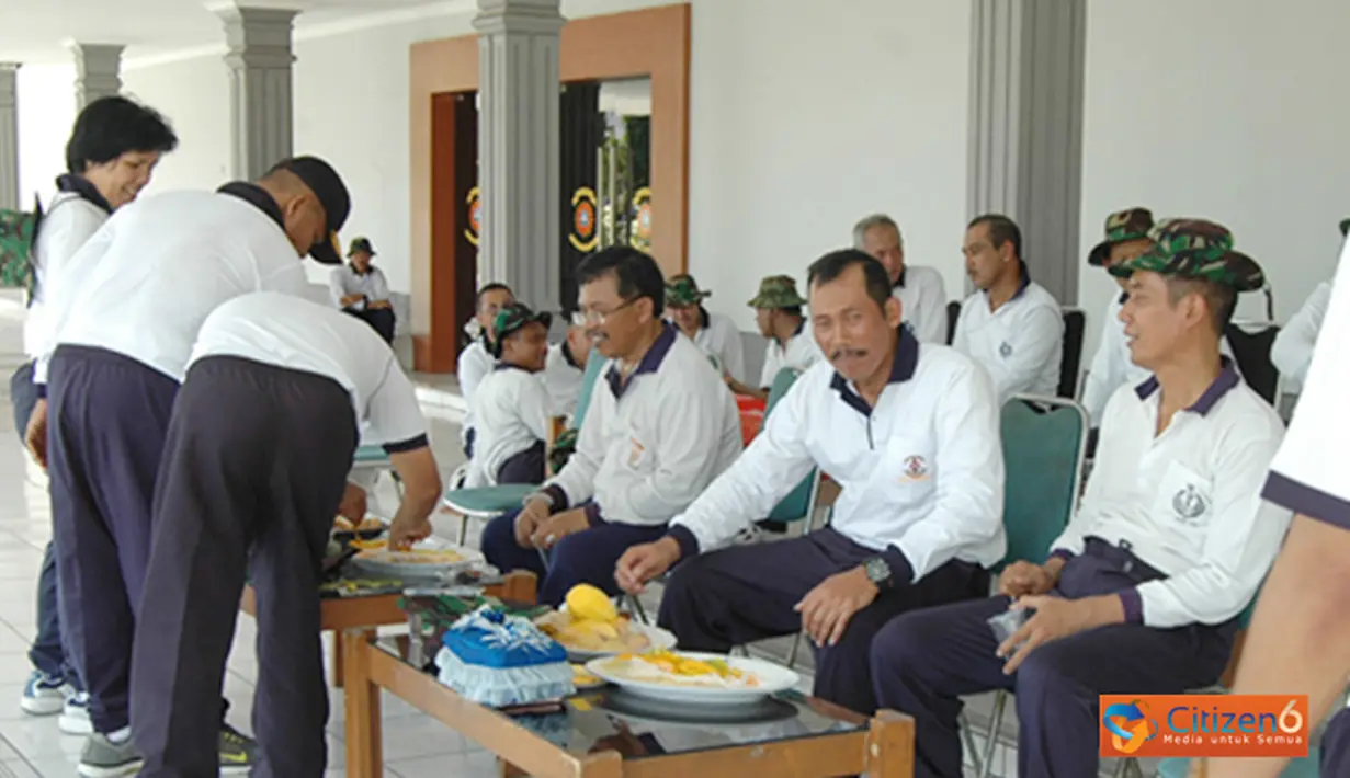 Citizen6, Surabaya: Ribuan prajurit Kobangdikal melaksanakan pembinaan fisik dengan lari siang yang dilanjutkan pesta makan buah mangga, Rabu (31/10). (Pengirim: Penkobangdikal). 