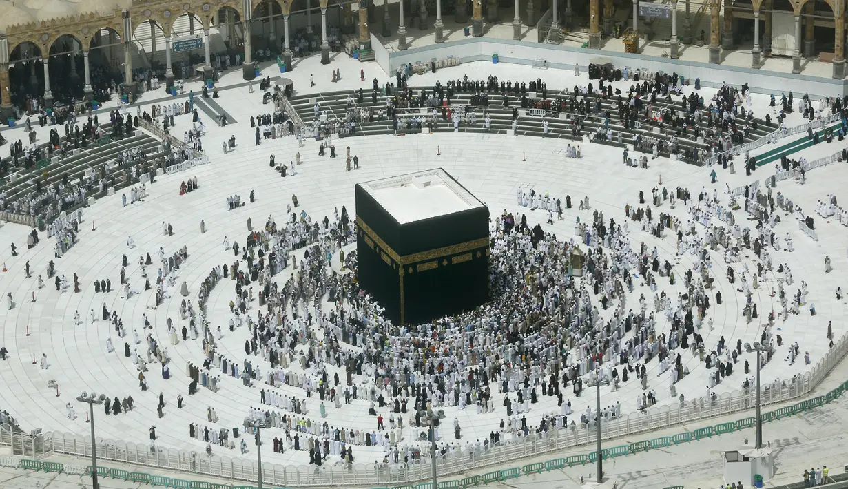 Umat Muslim berdoa di sekitar Kakbah Masjid al-Haram, Makkah, Arab Saudi, Rabu (4/3/2020). Pelarangan sementara ibadah umrah dilakukan untuk mencegah meluasnya penyebaran virus corona. (AP Photo/Amr Nabil)