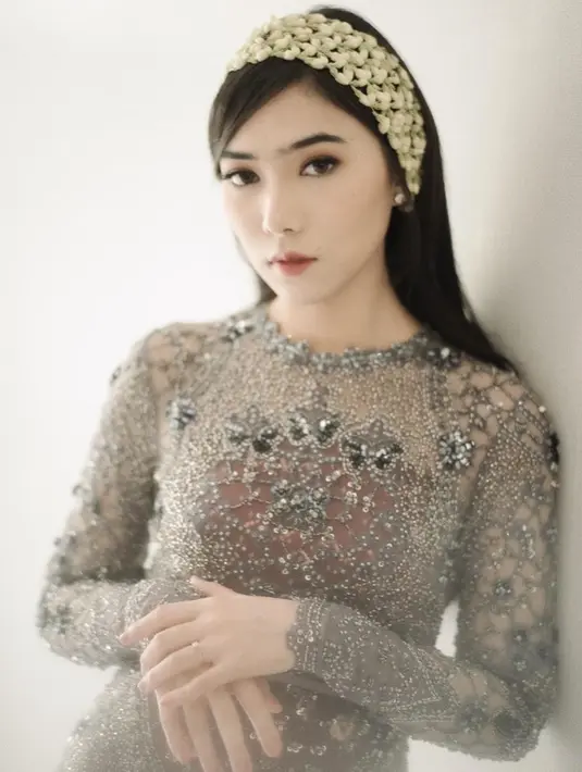 Sering tampil dengan gaya kasual, penampilan Isyana Sarasvati mengenakan kebaya berhasil bikin pangling. Kali ini pelantun lagu Tetap Dalam Jiwa tersebut tampil mengenakan kebaya berwarna abu-abu. Rambutnya yang dibiarkan terurai membuatnya tampak makin menawan.(Liputan6.com/IG/@isyanasarasvati)
