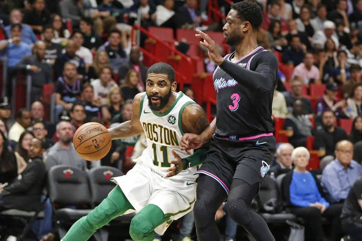 Kyrie Irving (no 11) berduel dengan Dwyane Wade