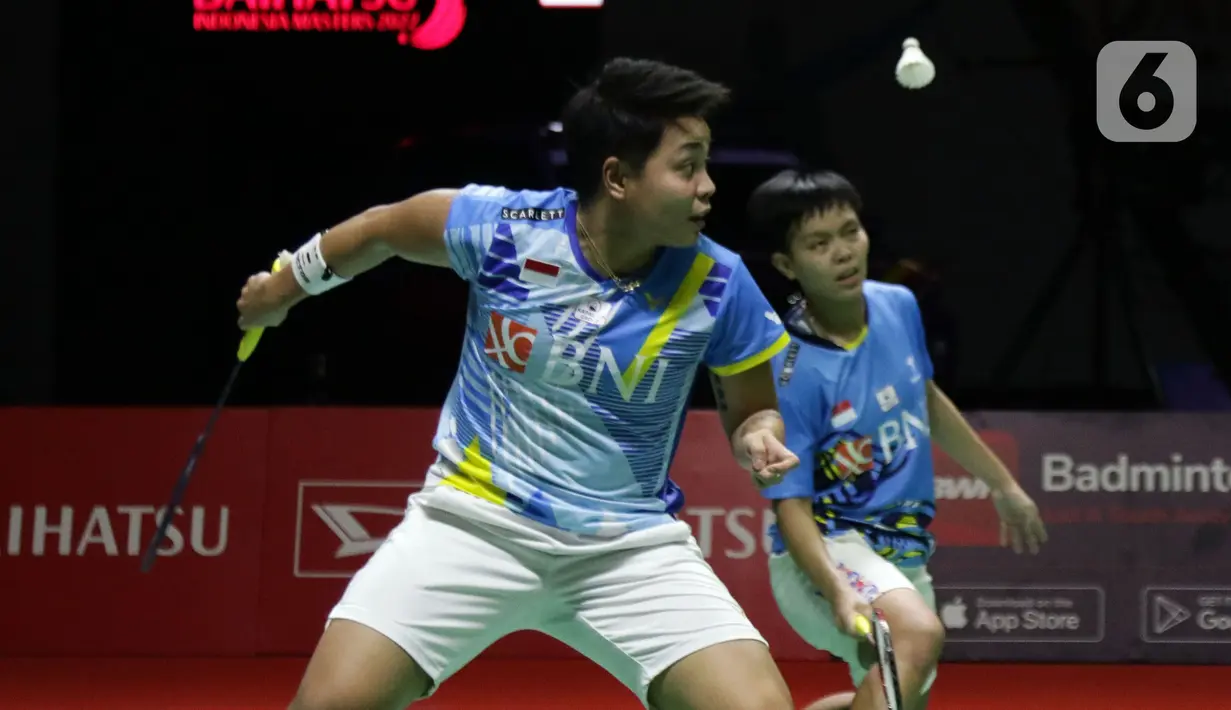 Pebulu tangkis ganda putri Indonesia, Apriyani Rahayu/Siti Fadia Silva Ramadhanti saat bertanding melawan Chen Qing Chen/Jia Yi Fan (China) pada Final Indonesia Masters 2022 di Istora Senayan, Jakarta, Minggu (12/6/2022). Apriyani/Siti Fadia kalah dan harus puas di posisi runner up Ganda Putri Indonesia Masters 2022. (Liputan6.com/Helmi Fithriansyah)