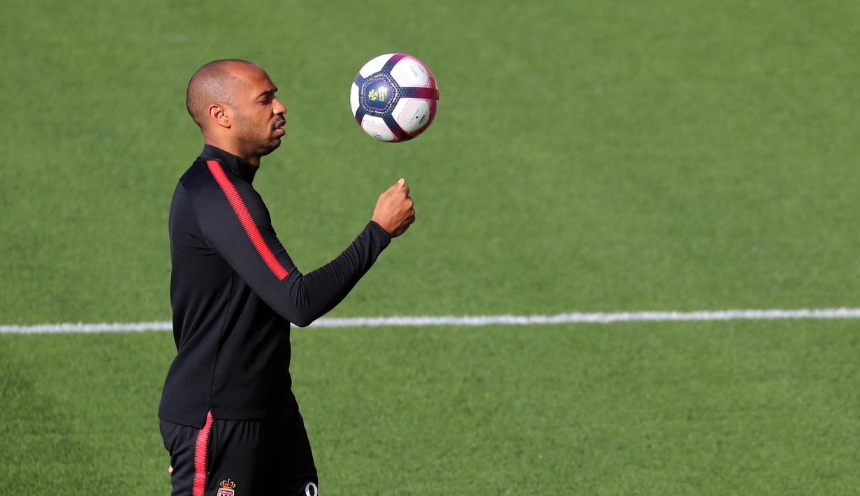 Pelatih baru AS Monaco, Thierry Henry, memainkan bola saat memimpin sesi latihan di La Turbie, Monaco, Jumat (19/10/2018). Thierry Henry menggantikan posisi Leonardo Jardim yang baru saja dipecat pada awal musim ini. (AFP/Valery Hache)