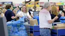 Pelanggan berbelanja stok makanan di sebuah supermarket di Hialeah, Florida, Selasa (5/9). Pasca Florida mengumumkan keadaan darurat menjelang kedatangan badai Irma, warga menyerbu toko untuk memenuhi stok barang kebutuhan mereka. (AP Photo/Alan Diaz)
