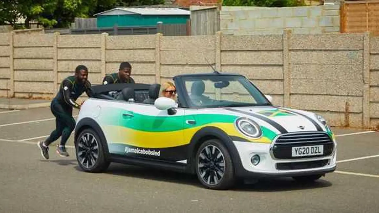 Atlet Bobsleigh Jamaika mendorong MINI Cooper Convertible untuk berlatih selama lockdown COVID-19