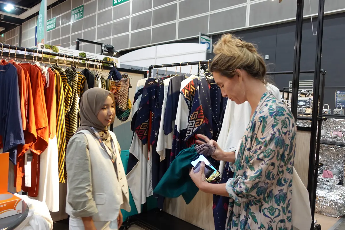 Efi Afifah seorang siswa jurusan tata busana di SMK tunjukan karyanya di Hong Kong Fashion Week