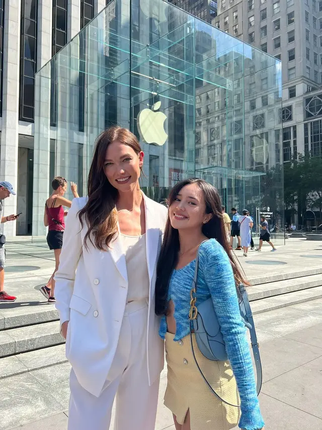 Beby Tsabina pose bareng supermodel Karlie Kloss ketika liburan di New York City, Amerika Serikat (Foto: Instagram @bebytsabina)