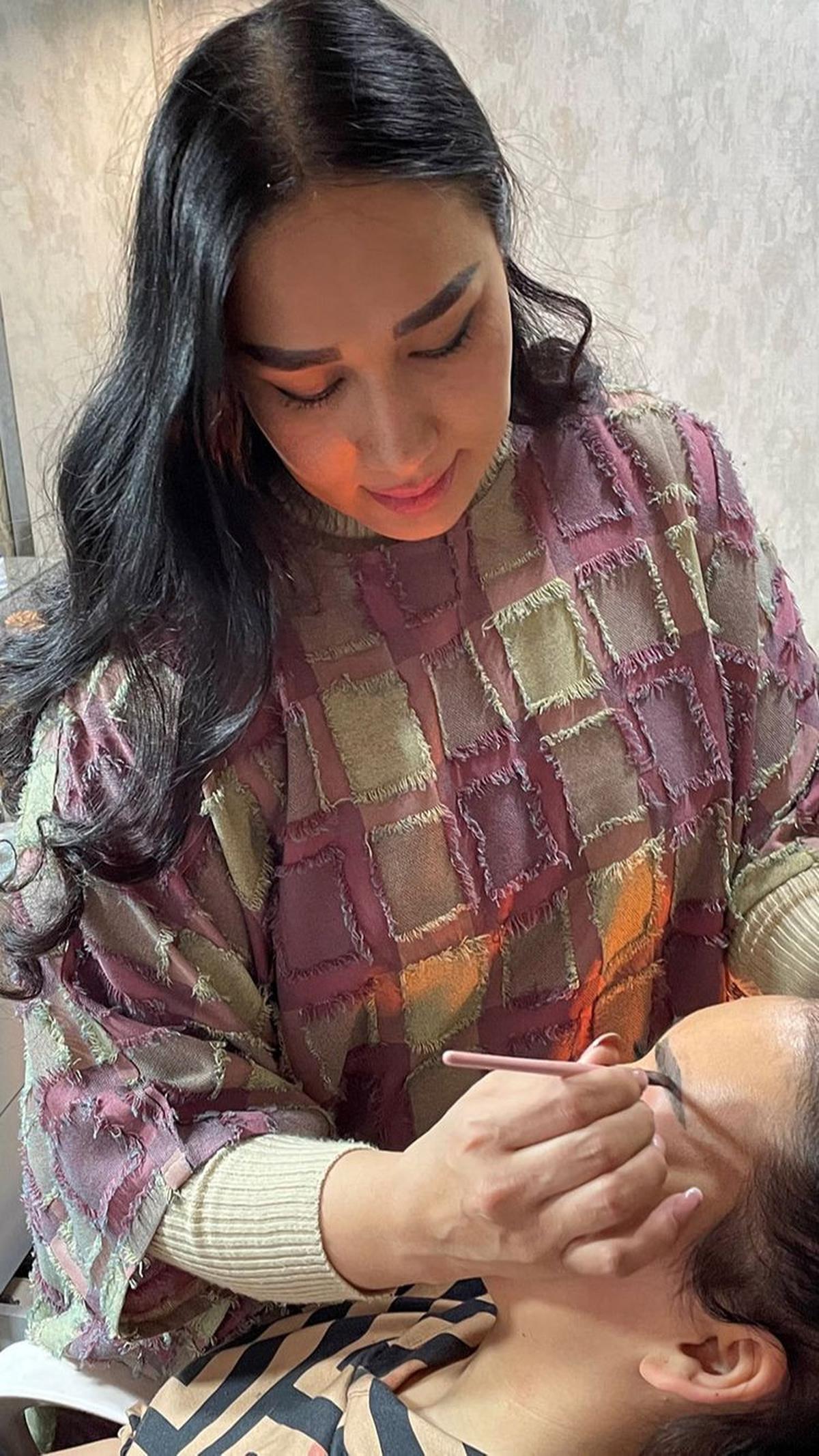 "Sekarang saya tidak tahu bagaimana bertemu mereka, bagaimana melihat mereka, bagaimana berbicara satu sama lain. Saya pikir itu akan sangat berdampak bagi kami dan perempuan di sekitar Afghanistan," katanya.