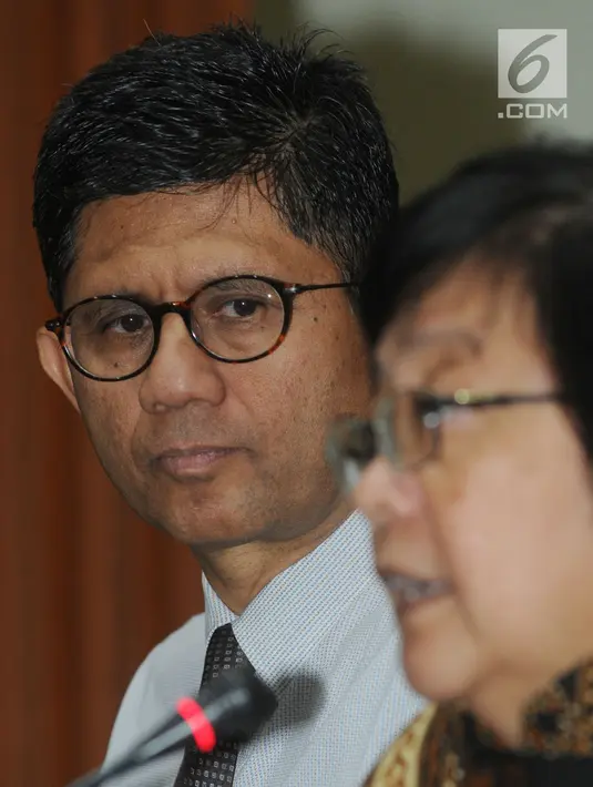 Wakil Ketua KPK Laode Muhammad Syarif (kiri) menyimak penjelasan Menteri Lingkungan Hidup dan Kehutanan Siti Nurbaya di gedung KPK, Jakarta, Senin (21/5). (Merdeka.com/Dwi Narwoko)
