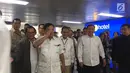 Ketua Umum Gerindra Prabowo Subianto tiba di Stasiun MRT Lebak Bulus, Jakarta, Sabtu (13/7/2019). Prabowo disambut Sekretaris Kabinet Pramono Anung hingga Ketua Tim Kampanye Nasional (TKN) Jokowi-Ma'ruf Erick Thohir. (Liputan6.com/Lizsa Egehem)