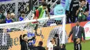 Pemain Yordania, Yazan Al-Naimat menaiki gawang saat merayakan kemenangan timnya atas Korea Selatan setelah laga semifnial Piala Asia 2023 di Ahmad Bin Ali Stadium, Doha, Qatar, Selasa (06/02/2024). (AP Photo/Hussein Sayed)
