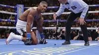 Juara dunia tinju kelas berat IBF, WBO, dan WBA Anthony Joshua kalah KO di ronde ketujuh dari petinju Meksiko Andy Ruiz Jr di Madison Square Garden, New York, Amerika Serikat, Minggu (2/6/2019). (AP Photo/Frank Franklin II)