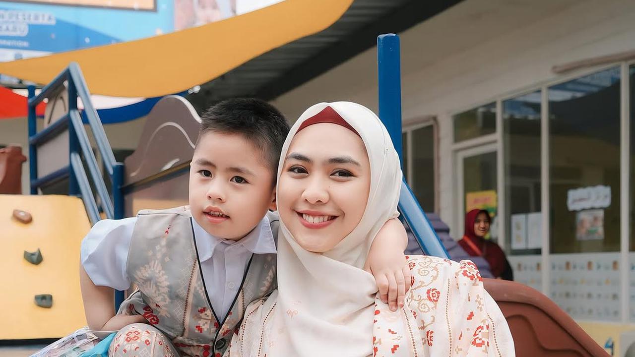Potret Sulaiman Anak Oki Setiana Dewi Kembali Sekolah di Indonesia Setelah Pulang dari Mesir, Ceria dengan Teman-teman