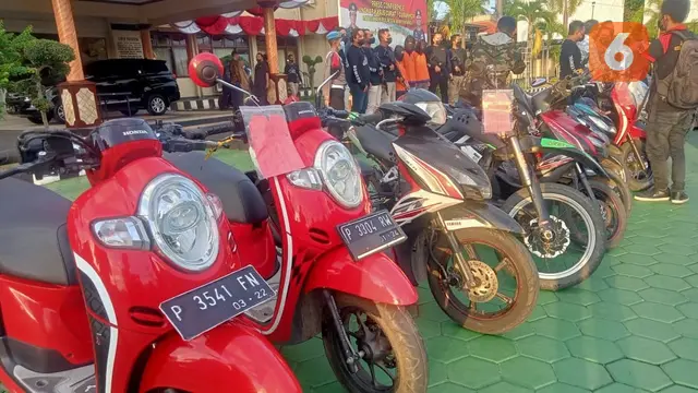 Barang bukti sepeda motor hasil pencurian komplotan pencuri. (Hermawan Arifianto/Liputan6.com)