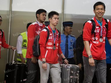 Kapten tim Piala Thomas Indonesia, Hendra Setiawan, bersama rekan-rekannya tiba di Bandara Soekarno-Hatta, Tangerang, Banten, Senin (23/5/2016). Para pebulutangkis itu habis berjuang di China pada laga Piala Thomas. (Bola.com/Vitalis Yogi Trisna)