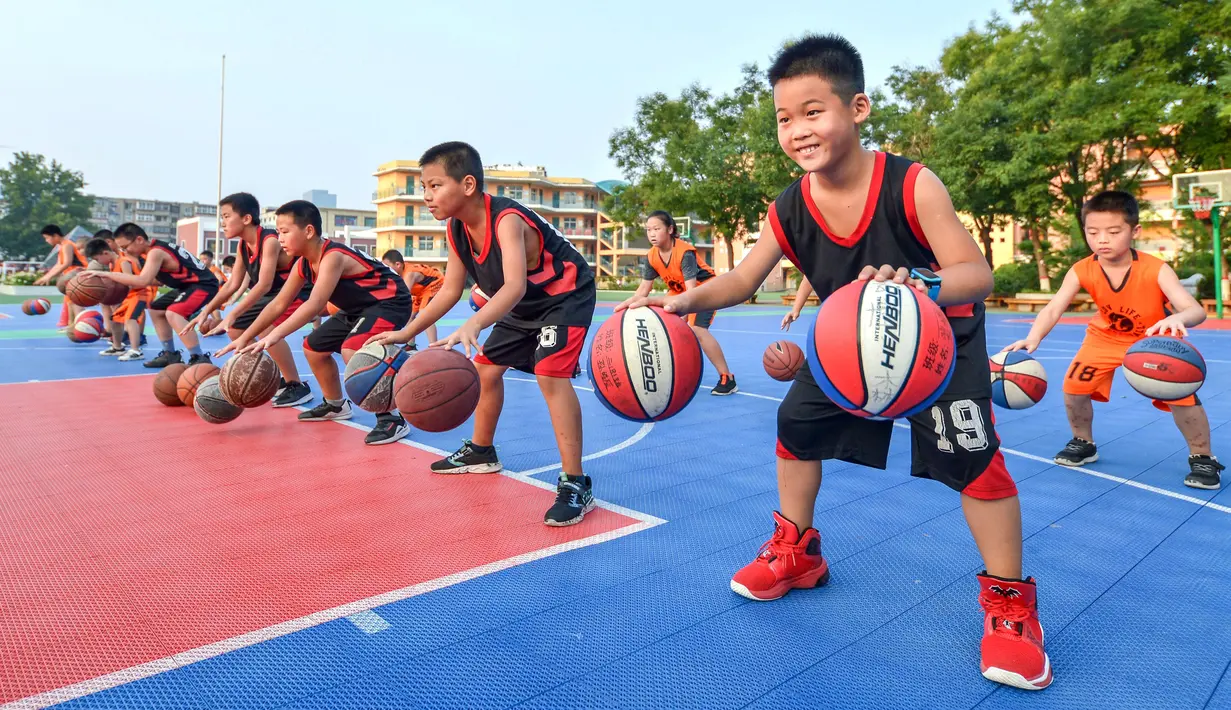 Para murid berlatih olahraga bola basket di sebuah sekolah dasar di Handan, Provinsi Hebei, China utara, pada 9 Agustus 2020. (Xinhua/Wang Xiao)