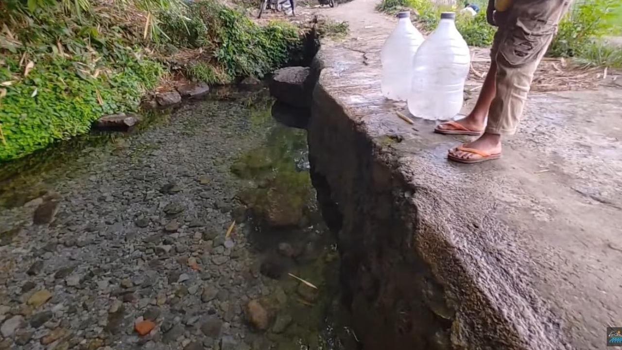 Anak-anak Biasa Membawa Botol Kecil untuk Beraktivitas
