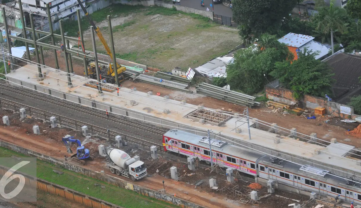 Sebuah kereta listrik melintas di jalur kereta Api Bandara di Jakarta, Rabu (28/12). KAI akan menerima dua rangkaian kereta yang nantinya akan dioperasikan untuk kereta bandara pada awal tahun 2017. (Liputan6.com/Angga Yuniar)