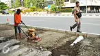 Pekerja menyelesaikan pembangunan trotoar di jalan Suryopranoto, Jakarta, Selasa (2/8). Pemprov DKI telah melakukan perbaikan dan pembangunan trotoar untuk kenyamanan pejalan kaki di 48 lokasi. (Liputan6.com/Gempur M Surya) 