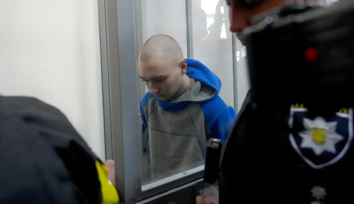 <p>Tentara Rusia, Sersan Vadim Shishimarin (21) tiba untuk menjalani sidang pengadilan di Kiev, Ukraina, Rabu (18/5/2022). Sersan Vadim Shishimarin dapat terancam hukuman seumur hidup karena membunuh warga sipil Ukraina berusia 62 tahun di desa Chupakhivka, Ukraina timur laut pada 28 Februari. (AP Photo/Efrem Lukatsky)</p>