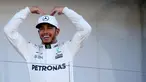 Pembalap F1 dari tim Mercedes Lewis Hamilton dari Inggris berpose di atas podium usai memenangkan GP F1 Jepang di Sirkuit Suzuka, Jepang, (8/10). Dengan kemenangan ini, Hamilton menjauh dari Sebastian Vettel di klasemen F1. (AP Photo / Toru Takahashi)