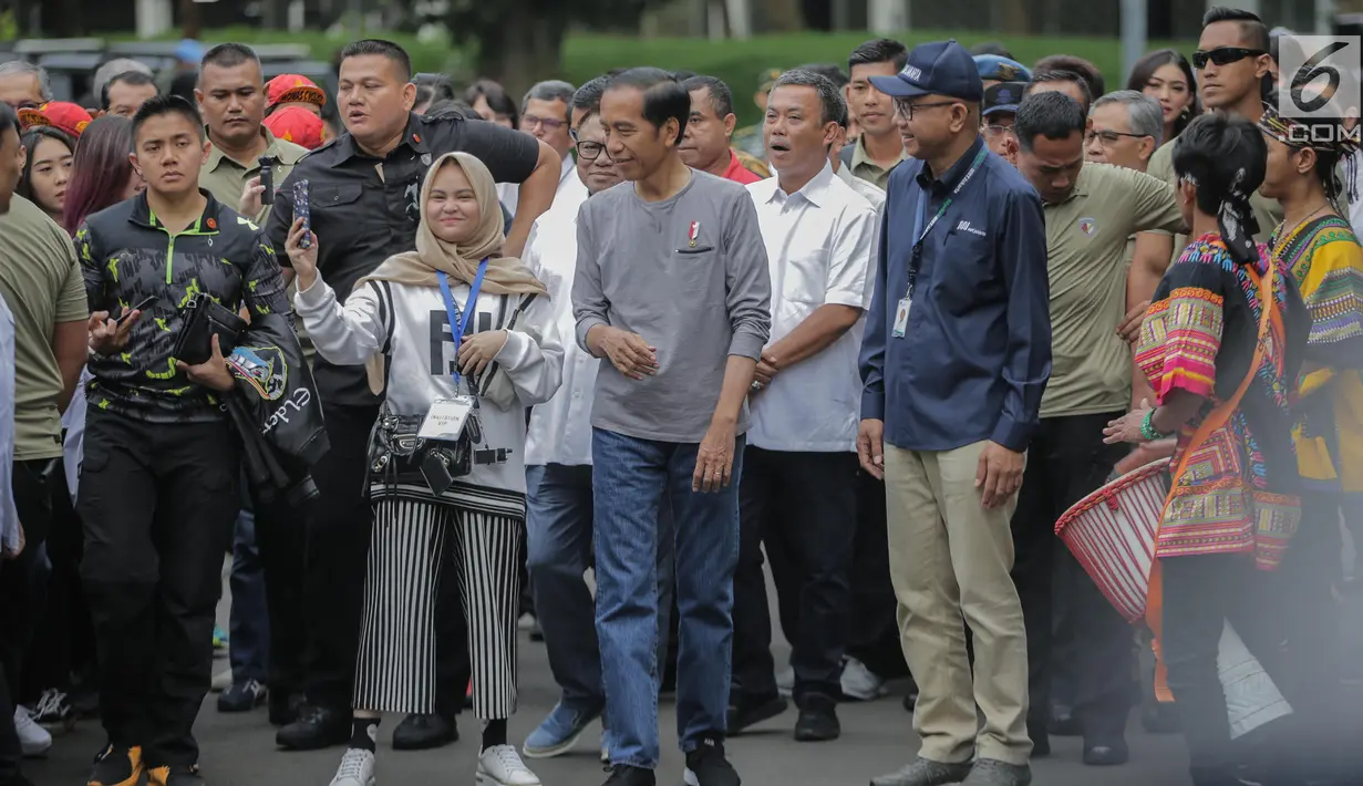 Presiden Joko Widodo tiba di Stasiun MRT Istora Mandiri, Jakarta, Minggu (24/3). Jokowi dijadwalkan bakal meresmikan beroperasinya moda raya terpadu (MRT) Jakarta fase I Lebak Bulus-Bundaran HI hari ini, Minggu, 24 Maret 2019. (Liputan6.com/Faizal Fanani)