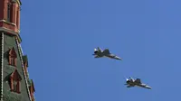 Dua jet tempur supersonik MiG-31 Rusia membawa rudal Kinzhal di atas Lapangan Merah, Moskow, 9 Mei 2018. (AFP/Yuri Kadobnov)