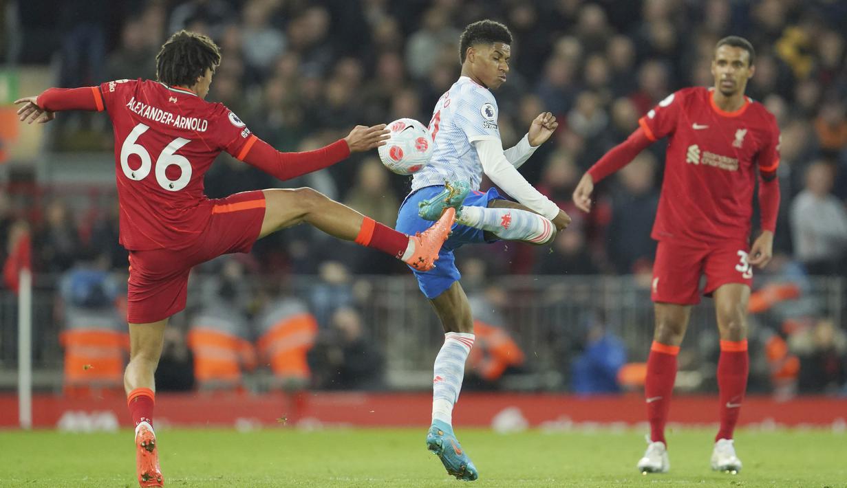 Marcus Rashford tak mampu berbuat banyak untuk memberikan ancaman ke pertahanan Liverpool. Rashford sempat memiliki peluang ketika berhadapan 1 lawan 1 dengan kiper Liverpool namun ia gagal mencetak gol. (AP/Jon Super)