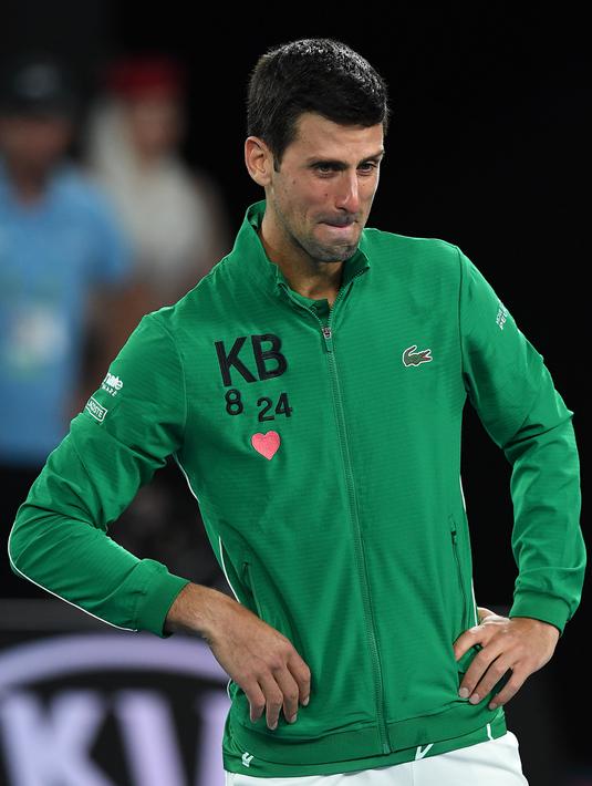 Petenis Serbia, Novak Djokovic menjadi emosional saat berbicara tentang kematian Kobe Bryant setelah dirinya memenangkan pertandingan perempat final tunggal putra melawan Milos Raonic pada Australia Terbuka di Melbourne, Selasa (28/1/2020). (Greg Wood/AFP)
