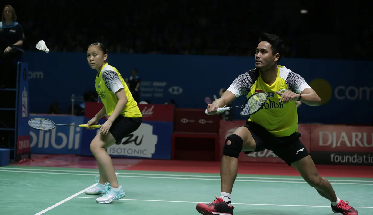 Ganda campuran Indonesia, Tontowi Ahmad / Winny Kandow, saat melawan Chan Peng Soon / Goh Liu Ying, pada Indonesia Open 2019 di Istora Senayan, Jumat (19/7). Tontowi / Winny kalah 11-21, 21-14 dan 14-21. (Bola.com/Yoppy Renato)