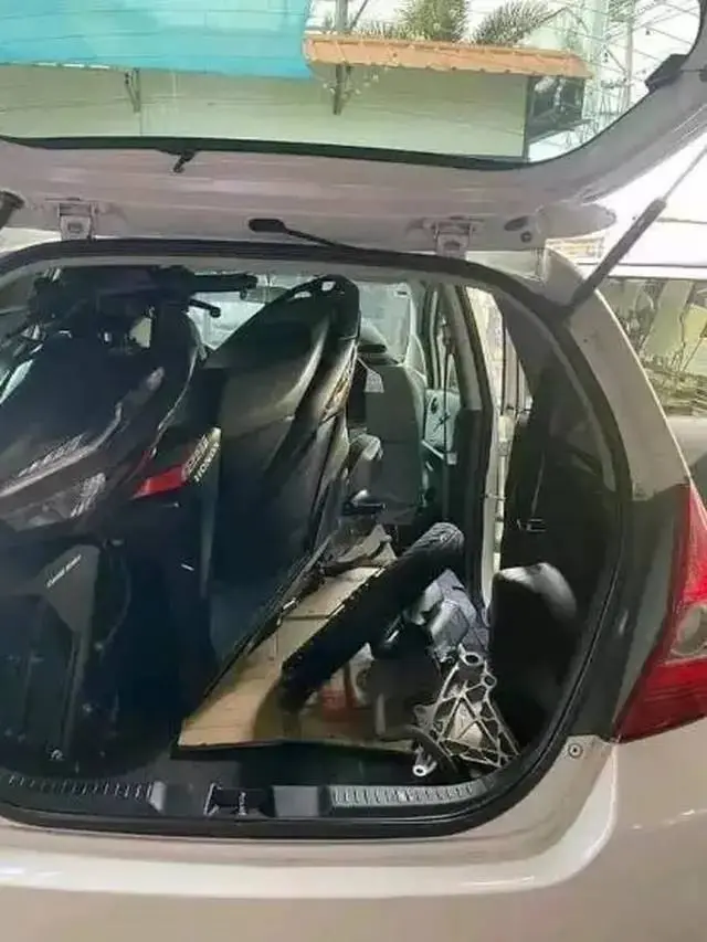 10 Potret Nyeleneh Isi Bagasi Mobil Ini Bikin Geleng Kepala