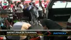 Jenazah terbungkus plastik, karpet dan terikat rapat.
