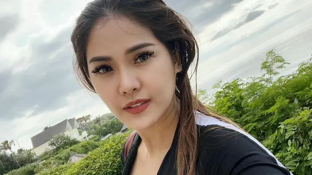 Ikut Tersorot, Ini 6 Potret Vegen Acni Mantan Istri Kapten Vincent Raditya