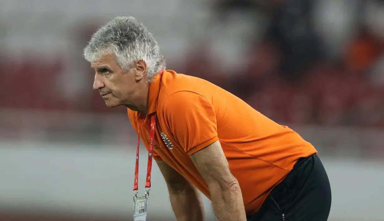 Pelatih Persija Jakarta, Ivan Kolev, mengamati permainan anak asuhnya saat melawan Shan United pada laga Piala AFC 2019 di SUGBK, Jakarta, Rabu (15/5). Persija menang 6-1 atas Shan United. (Bola.com/M Iqbal Ichsan)