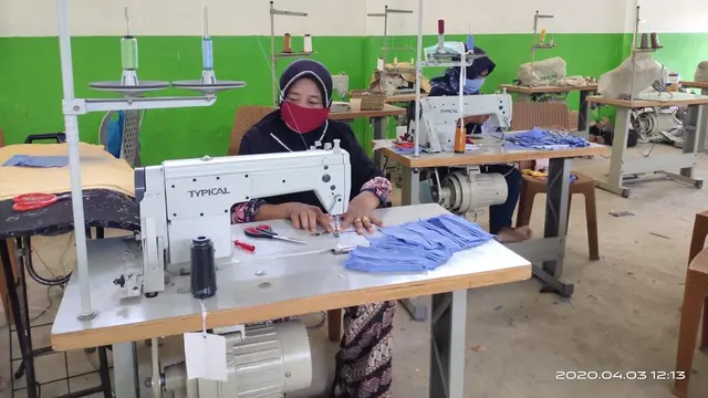 Bengkel Kerajinan Anyaman Purun yang disulap jadi Rumah Produksi Masker Kain di Desa  Menang Raya, OKI, Sumsel. Foto: Suparedy. (dokumentasi: Badan Restorasi Gambut)