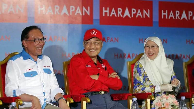 Anwar Ibrahim dan PM Mahathir Mohamad berkampanye bersama pada Senin, 8 Oktober 2018 (AP/Vincent Thian)