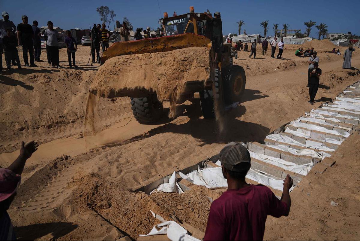 FOTO: Pemakaman Massal Warga Palestina yang Ditahan Israel di Gaza
