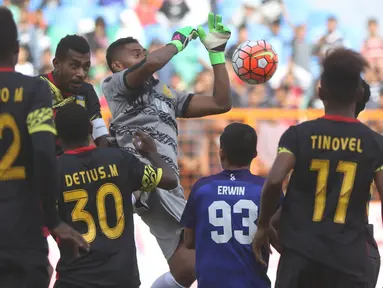 Kiper Papua, Hendra Molle berusaha menangkap bola dalam laga semifinal PON XIX melawan Jawa Barat di Stadion Wibawamukti, Jabar, Senin (26/9). Laga tersebut dimenangkan tim Jawa Barat dengan skor 3-1. (Liputan6.com/Immanuel Antonius) 